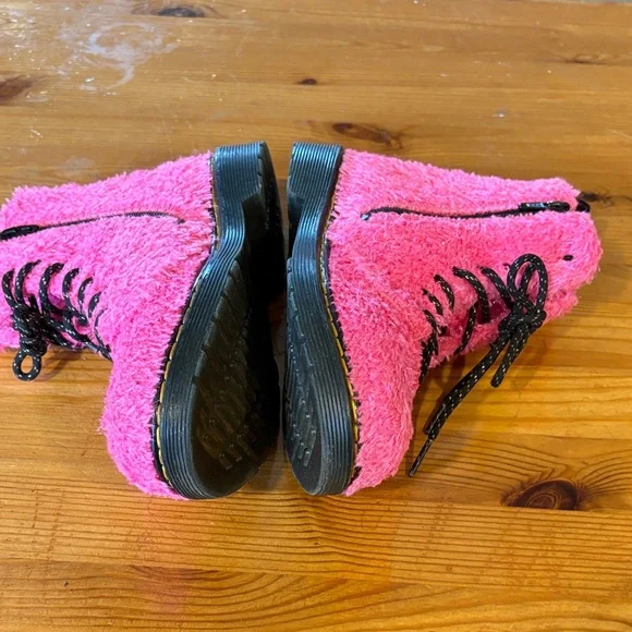 Dr. Martens Kids Fuzzy Pink Boots with Black Laces - Picture 9 of 14